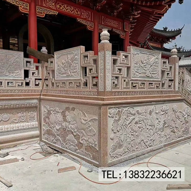 石(shi)雕欄板庭(ting)院護欄漢白玉浮雕欄板欄桿現場安裝(zhuang)